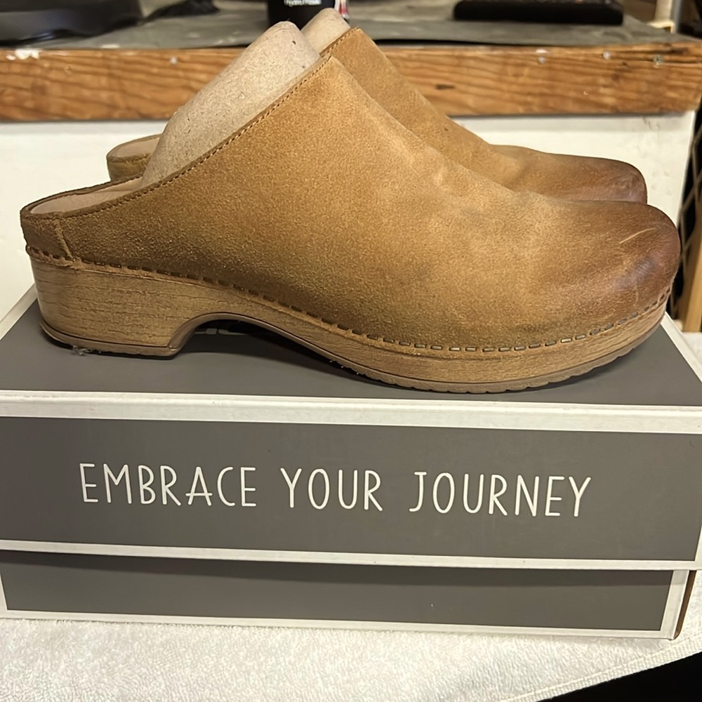 Dansko Brend Clog in Burnished Suede